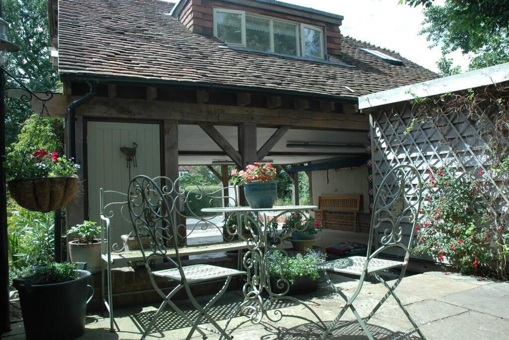 Cowslip Barn Annexe, Countryside Stay Near Chichester Exteriör bild